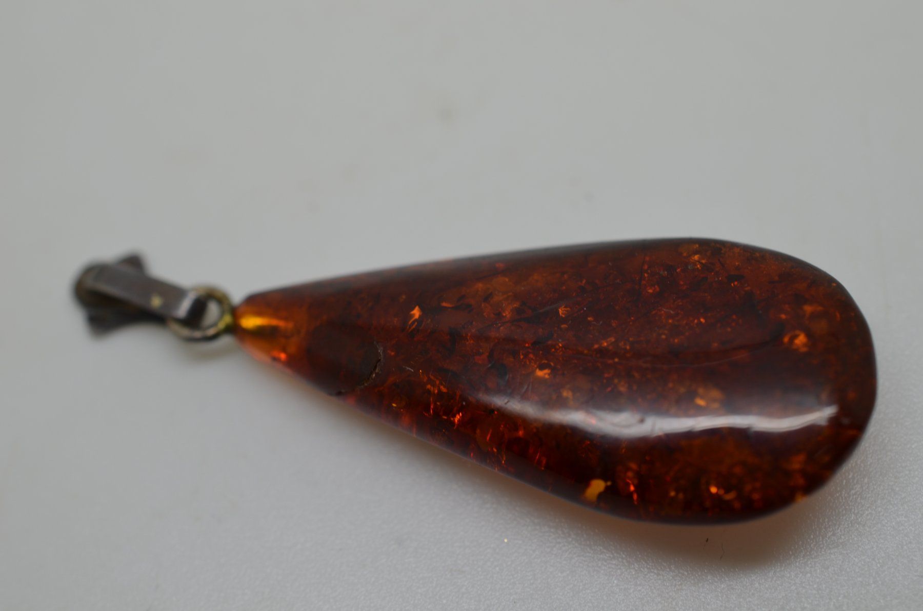 Ciondoli: Un pendentif en Ambre? – Usato da La Croix (Lutry) venduto da OMEGA07 1