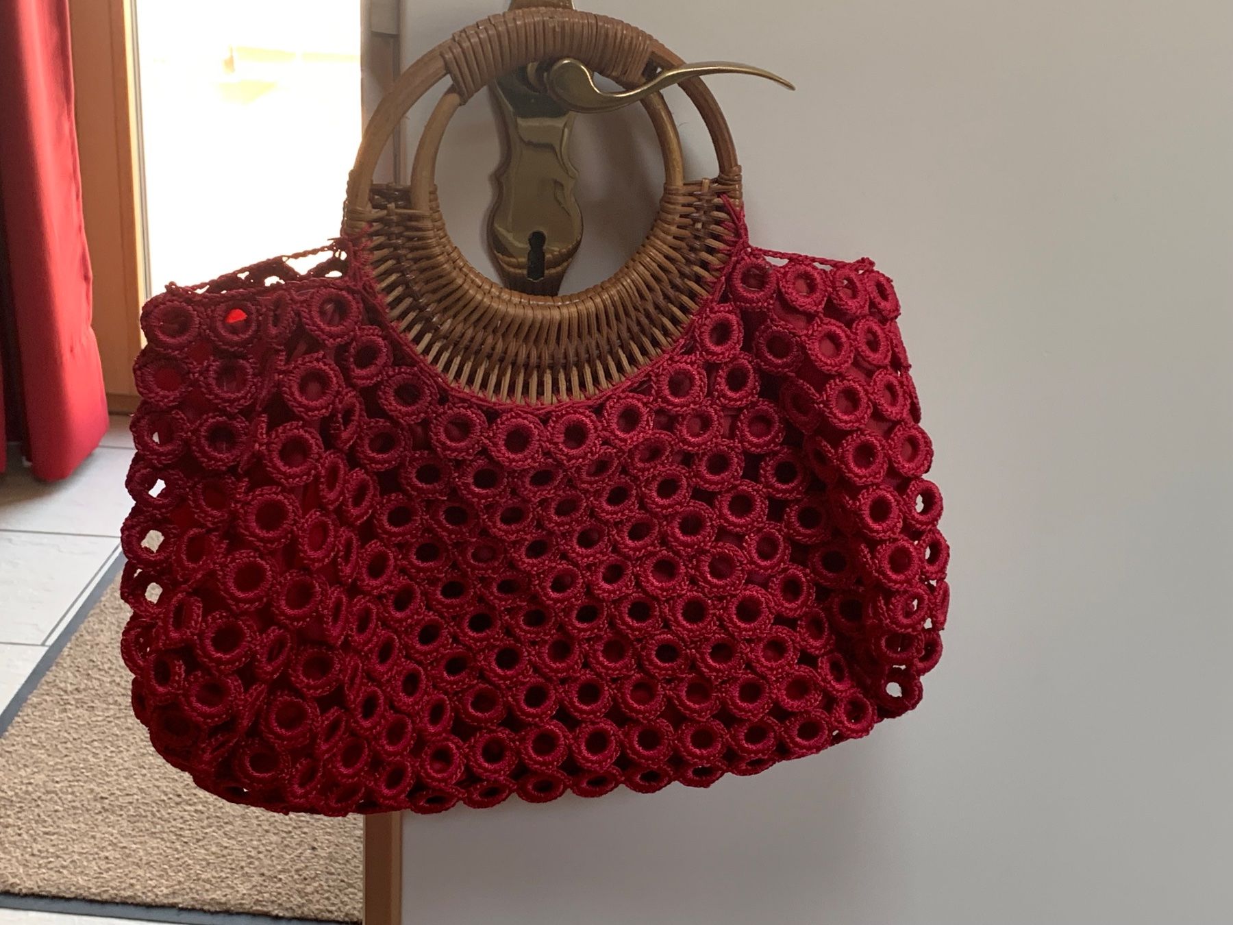 Borse da donna: Hübsche Tasche rot mit Holzgriffen - ein Blickfang! – Usato da Nunningen venduto da silvermoon68 9