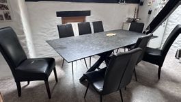 Esstisch mit acht Stühlen schwarz gebrauchter Zustand