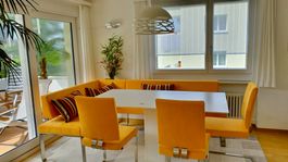 Gemütliche Eckbankgruppe, apricofarbig,mit Tisch und Stühlen
