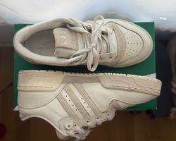 Baskets basses Adidas Rivalry beige taille 39 2/3 
