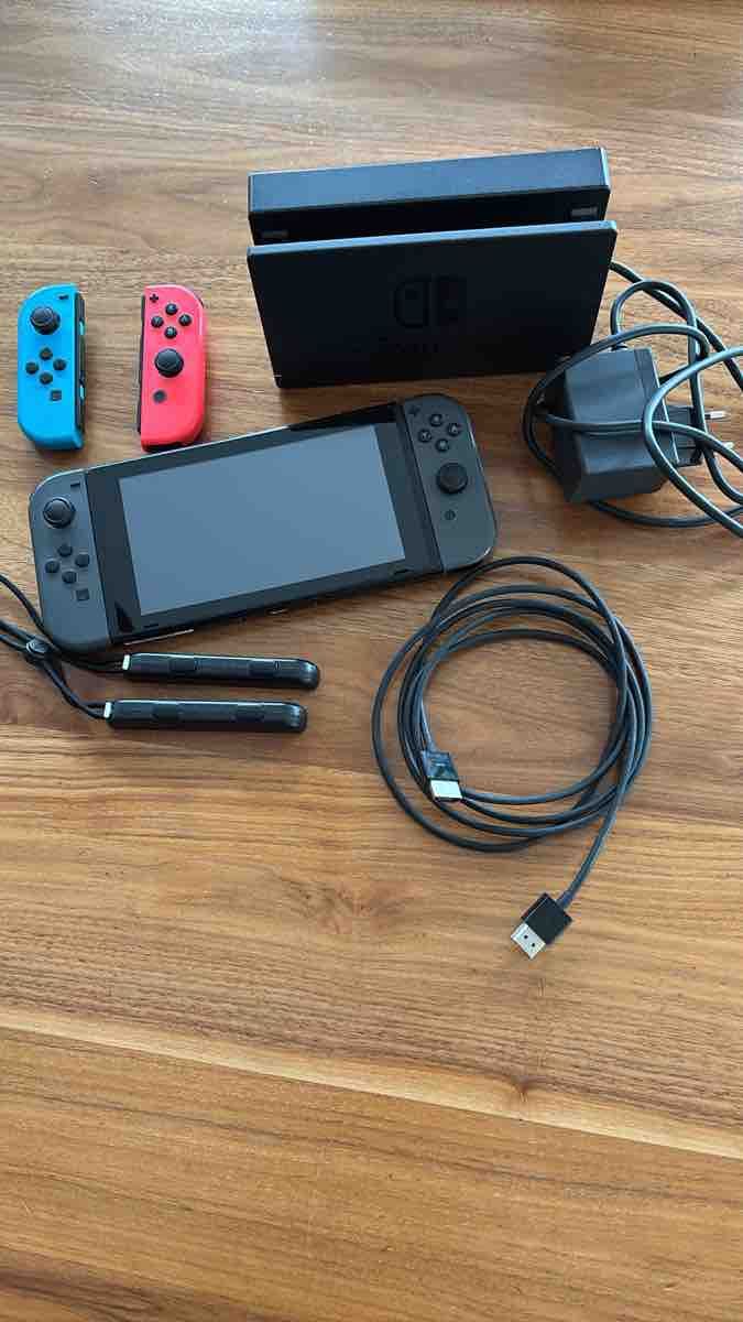 Nintendo Konsolen: Nintendo Switch Konsole Set – Gebraucht aus Fällanden von catwijk