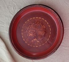 Plat en laque ancien, signé
