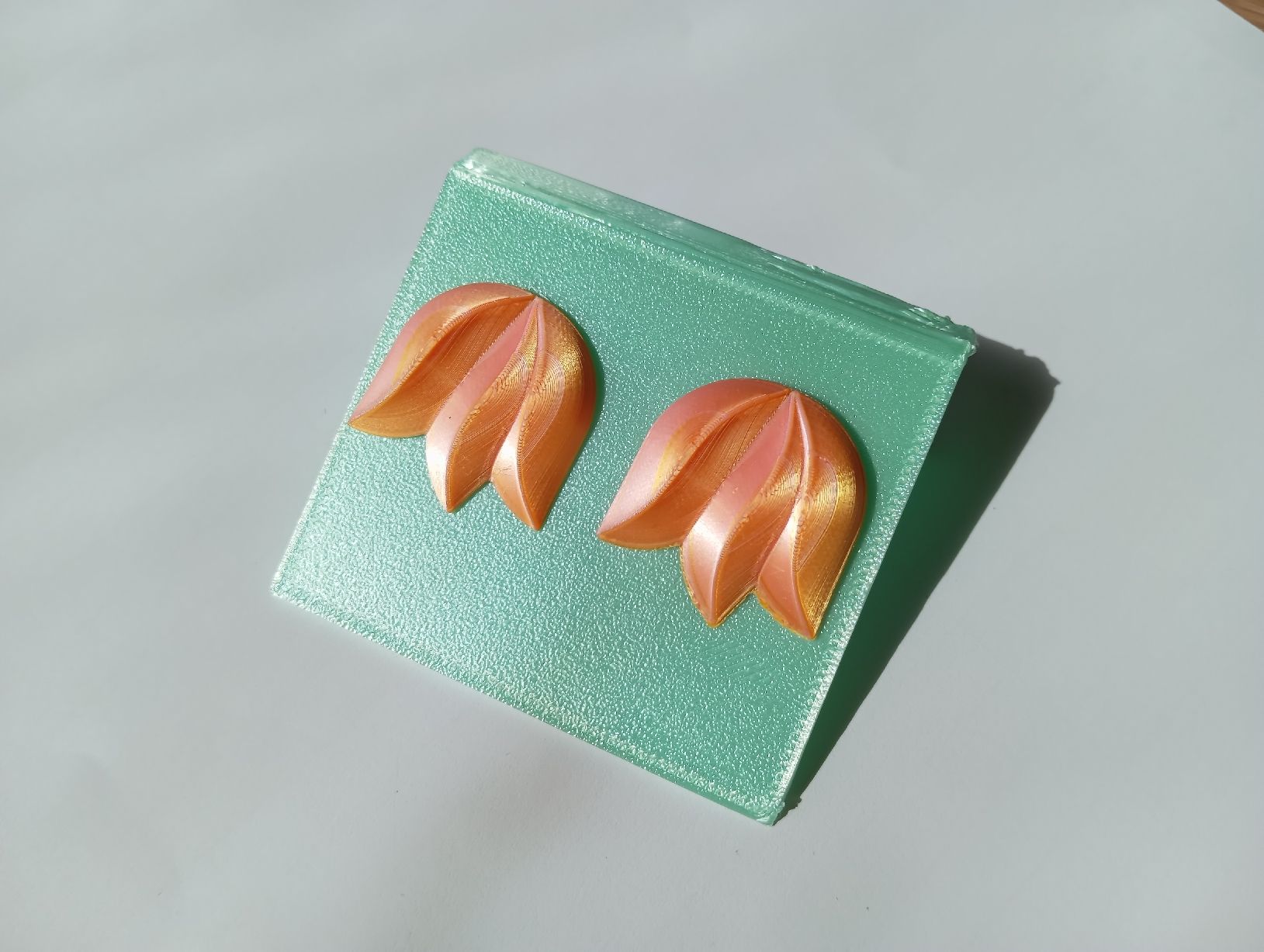 Orecchini pendenti & Orecchini a lobo: 3D-gedruckte Statement-Ohrstecker im Tulpen-Design  – Nuovo e nell'imballaggio originale da Romanshorn venduto da mololo 3