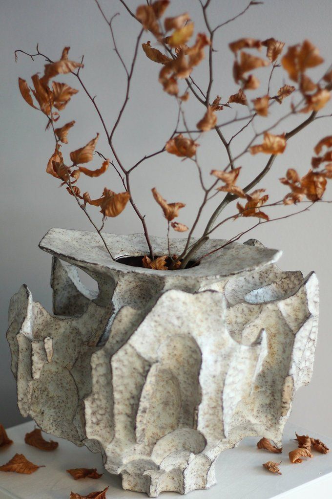 Vasi & Recipienti: Stone Temple I – Nuovo e nell'imballaggio originale da NYON venduto da artnetgallery