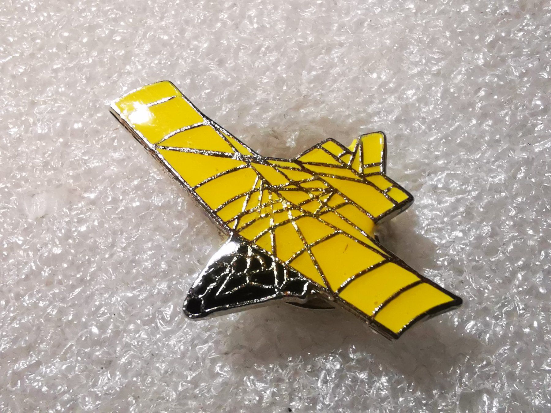 Plaketten & Abzeichen: Ansteckpin 15: Flugzeug – Gebraucht aus Oppligen von Pin-Fall-Shop