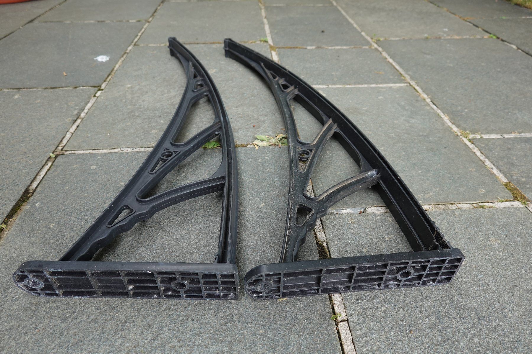 Fixations: 2 Träger gebogen Kunststoff schwarz – D'occasion à Jona par JOberg_25 8