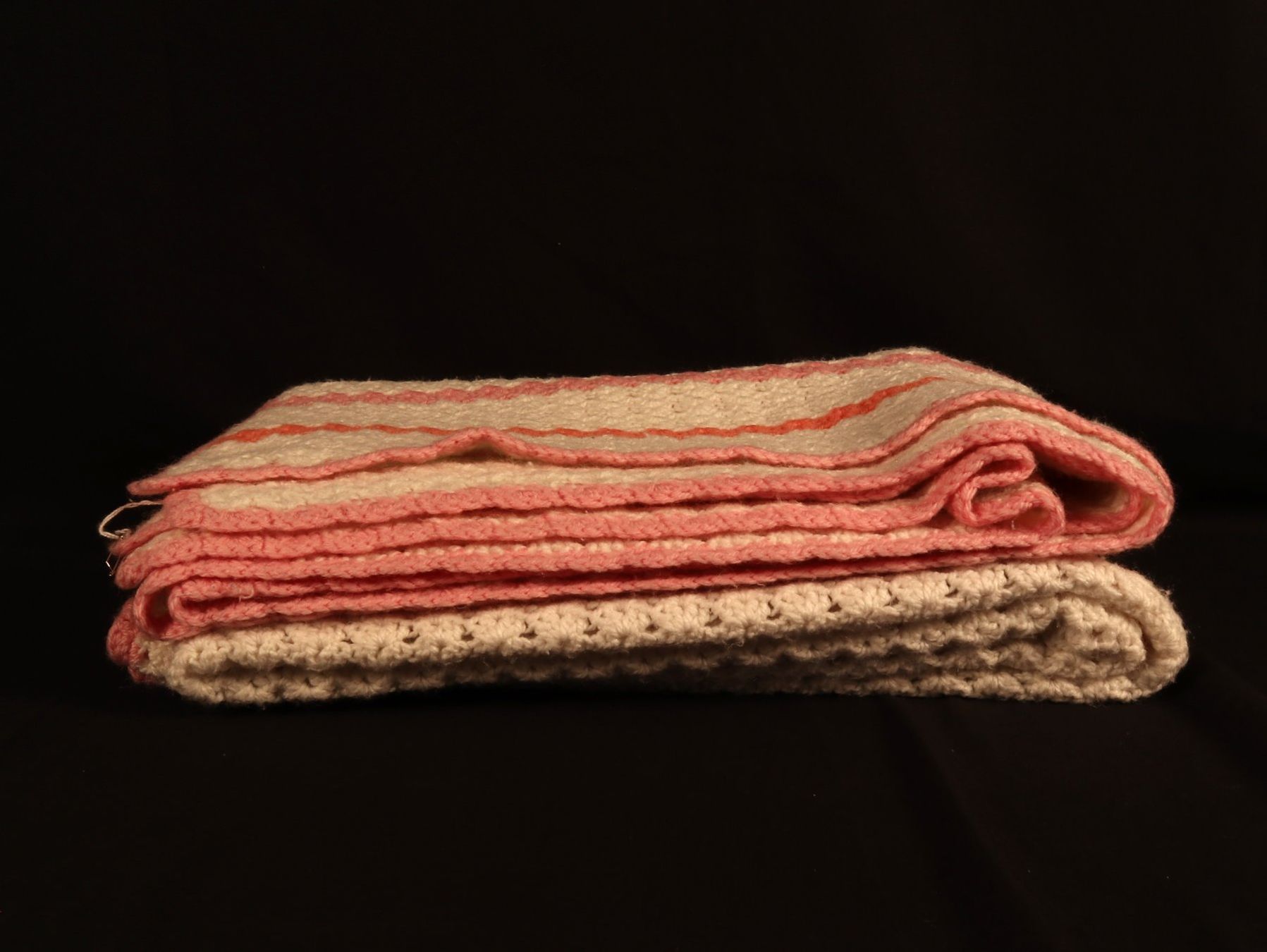 Coperte: HANDARBEIT Gehäkelte Decke weiss/rosa – Usato da Steinen venduto da Restwert_Steinen 3