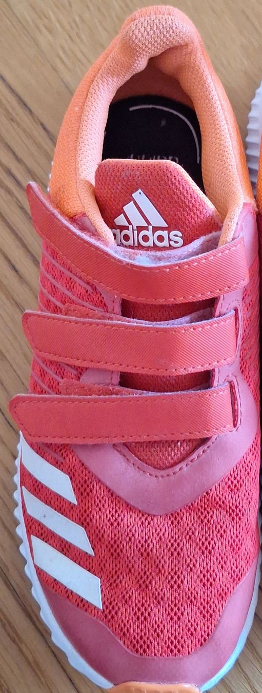 Adidas Scarpe da uomo: Adidas Kinderturnschuhe Grösse 35 – Usato da Pfäffikon ZH venduto da Shoppi5
