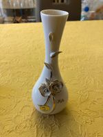 Vasetto in porcellana con fiori in rilievo Capodimonte