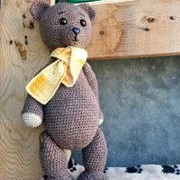 Strickbär mit Schal, süßes dekoratives Spielzeug