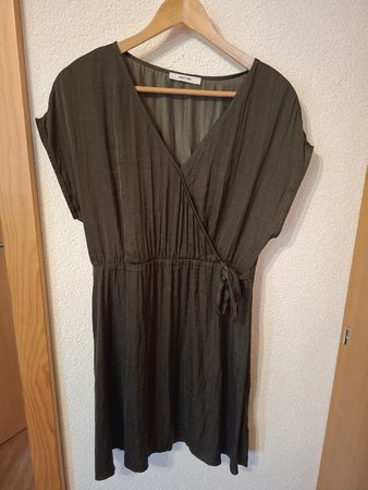 Damen Wickelkleid dunkelgrün Grösse M guter Zustand