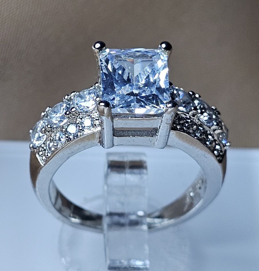 Anelli: Stilvoller Ring mit Zirkonia, 925 versilbert, Gr. 7 – Nuovo (secondo la descrizione) da Grenchen venduto da maretop 2
