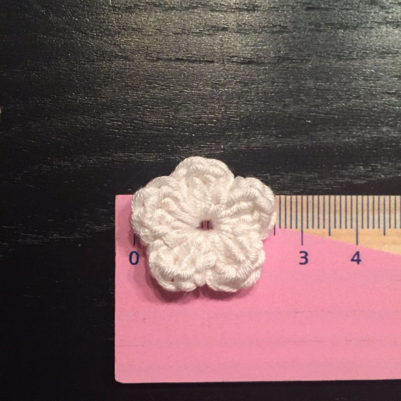 Toppe: 5x Blumen weiss gehäkelt, 25 mm – Nuovo e nell'imballaggio originale da Emmenbrücke venduto da swissmade-miracles 2
