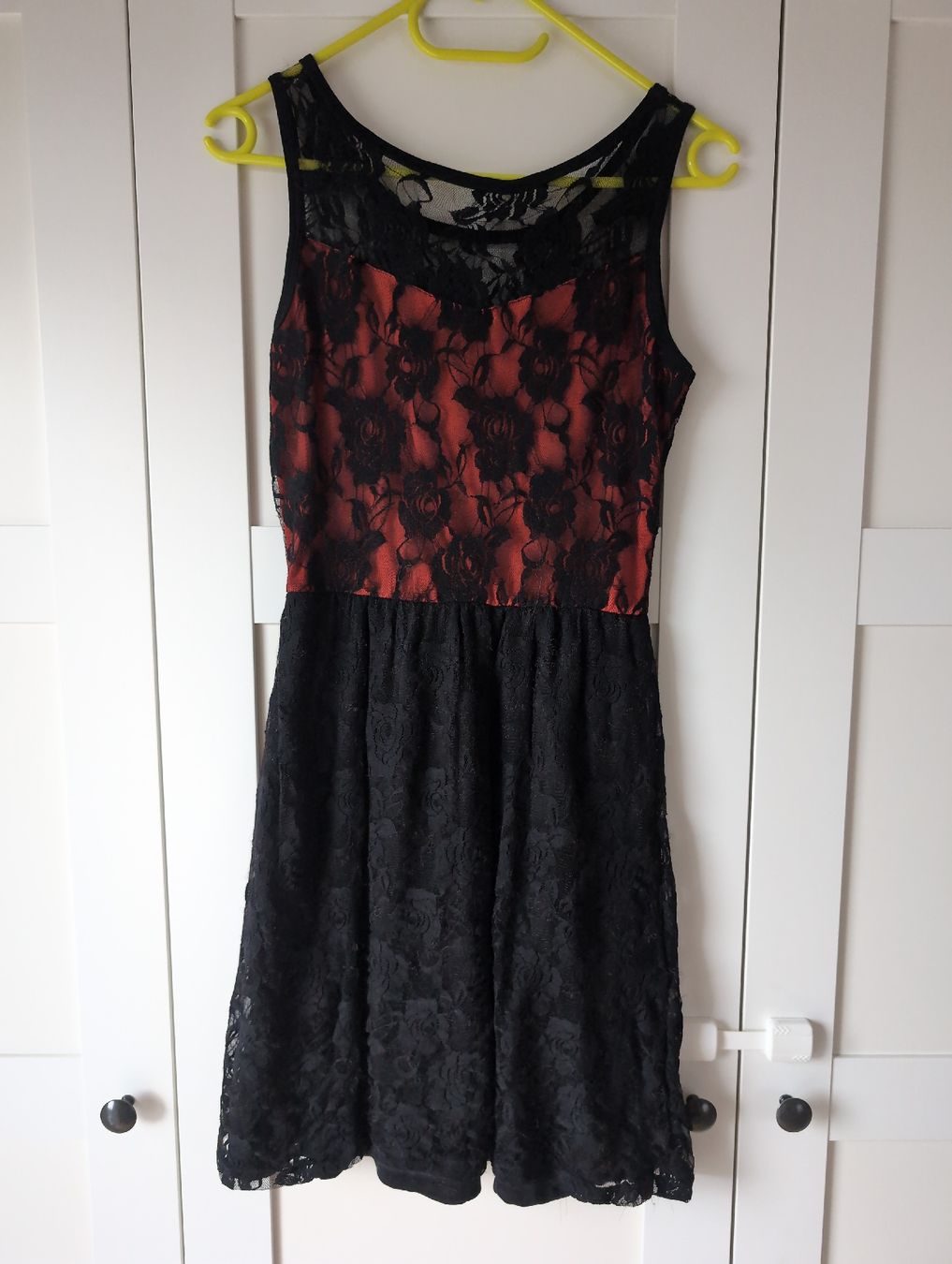 Vestiti: Schwarz-Rotes Kleid mit Spitze Gr. M – Nuovo (secondo la descrizione) da Alberswil venduto da __colafroeschli__ 1