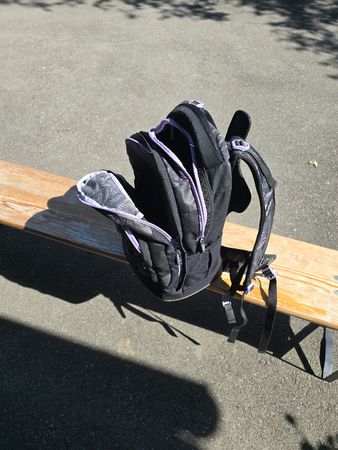Satch Schulrucksack schwarz lila gebrauchter Zustand