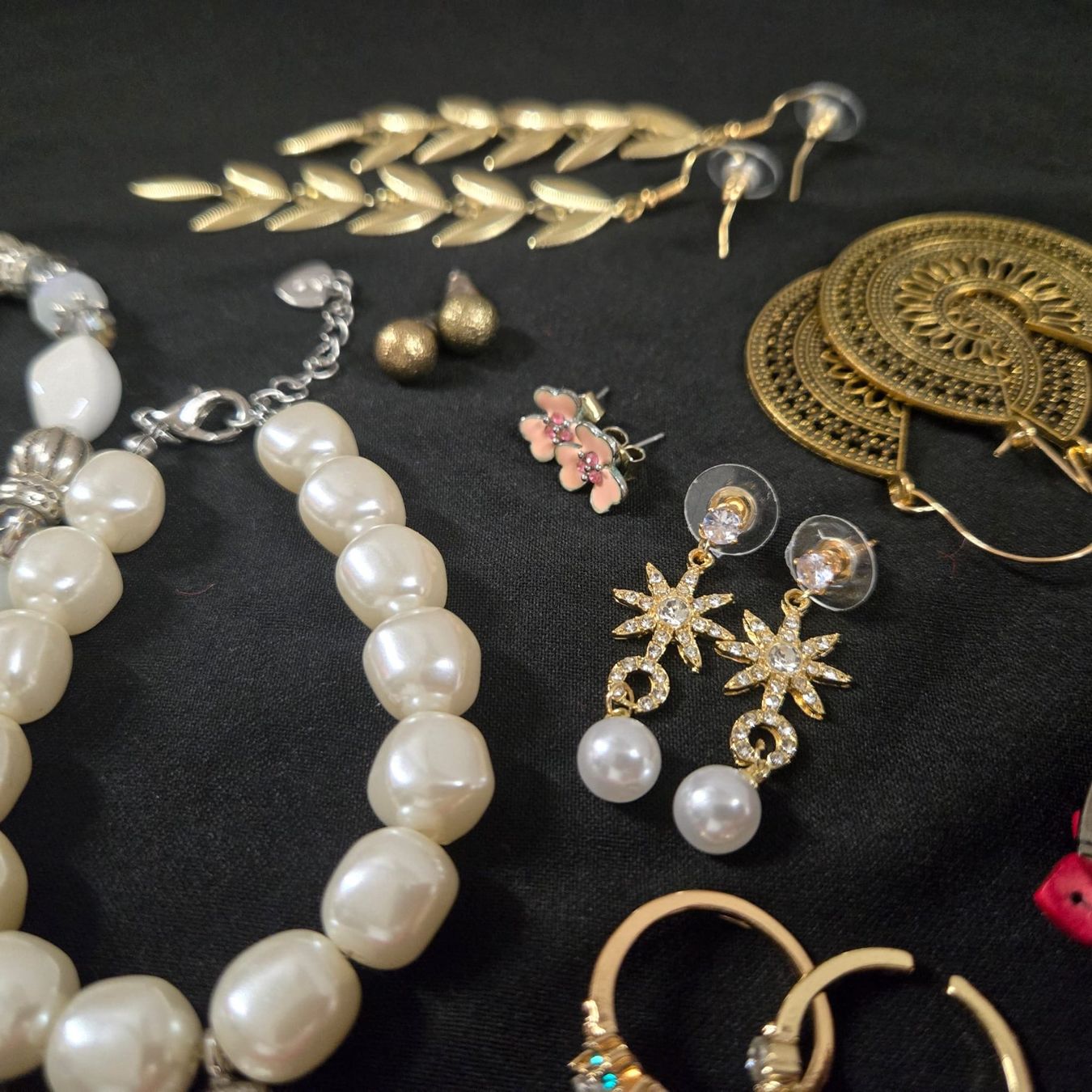 Altri gioielli: Modeschmuck Konvolut, Ohrringe, Armbänder, etc. Neu – Nuovo (secondo la descrizione) da Rheinsulz venduto da Gilea 1