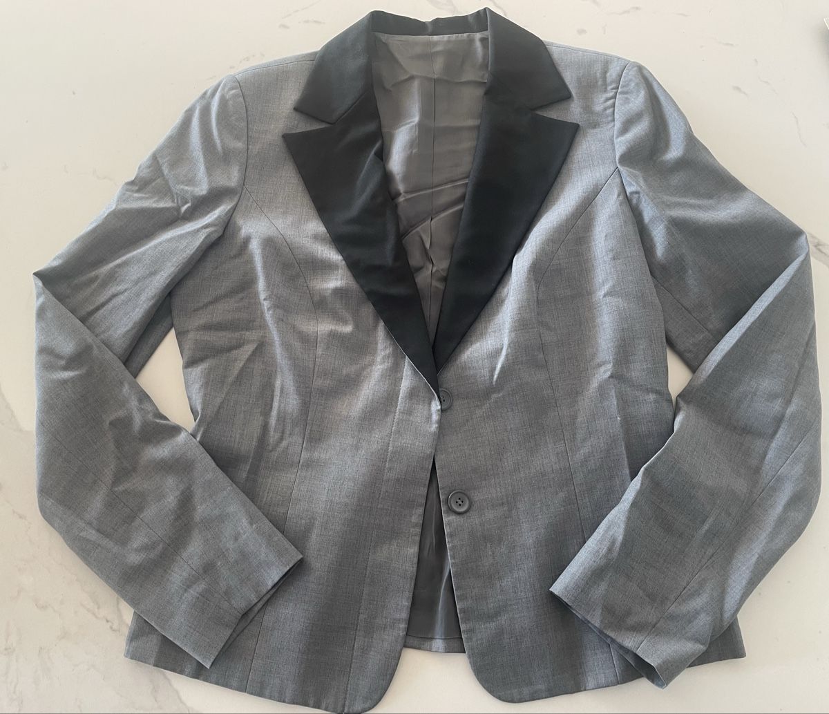 Jacken: Schicker Blazer mit schwarzem Kragen, Grösse 42 – Gebraucht aus Opfikon von janineschlosser