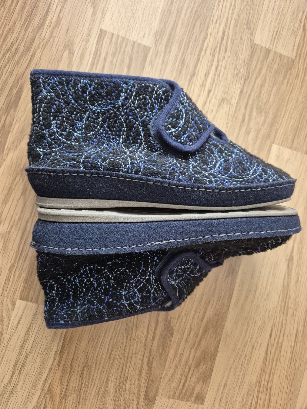 Scarpe da donna: Warme Hausschuhe, Grösse 42, – Usato da Langenthal venduto da Polarisstern 3