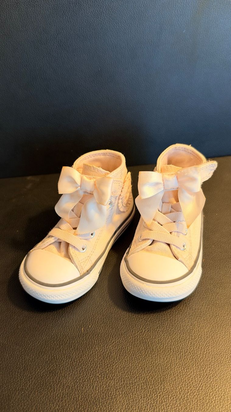 Converse Schuhe für Mädchen: Converse Sneaker High mit Schleife rosa gebraucht – Gebraucht aus Zürich von kofkathecat