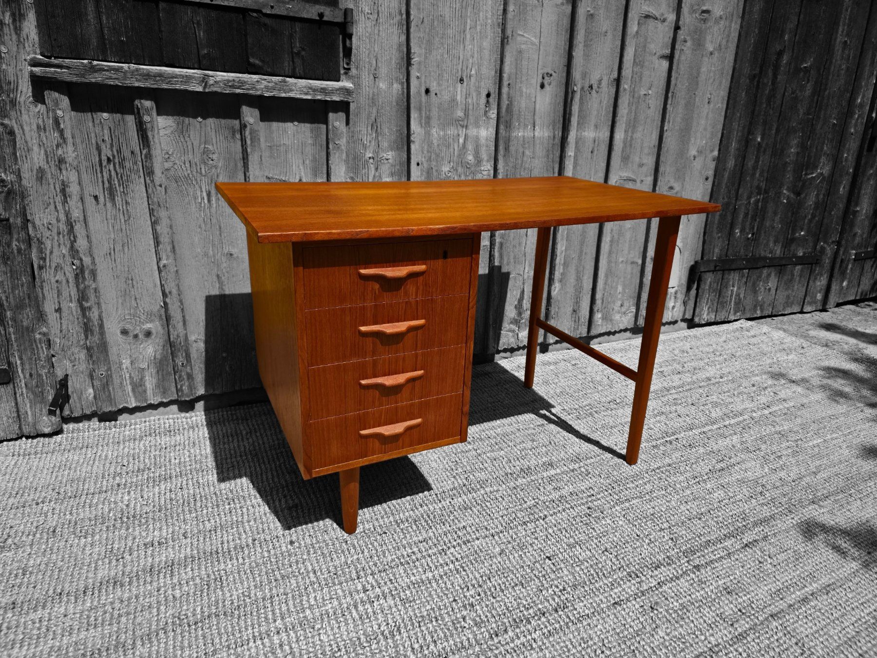 Schreibtische: Teak Schreibtisch mid century danish stil – Gebraucht aus Haslen AI von Vintagelix
