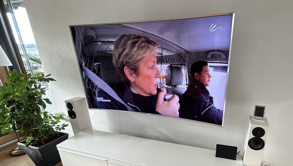Samsung Fernseher 65 Zoll SUHD Curved + Wandhalterung Vogels 1