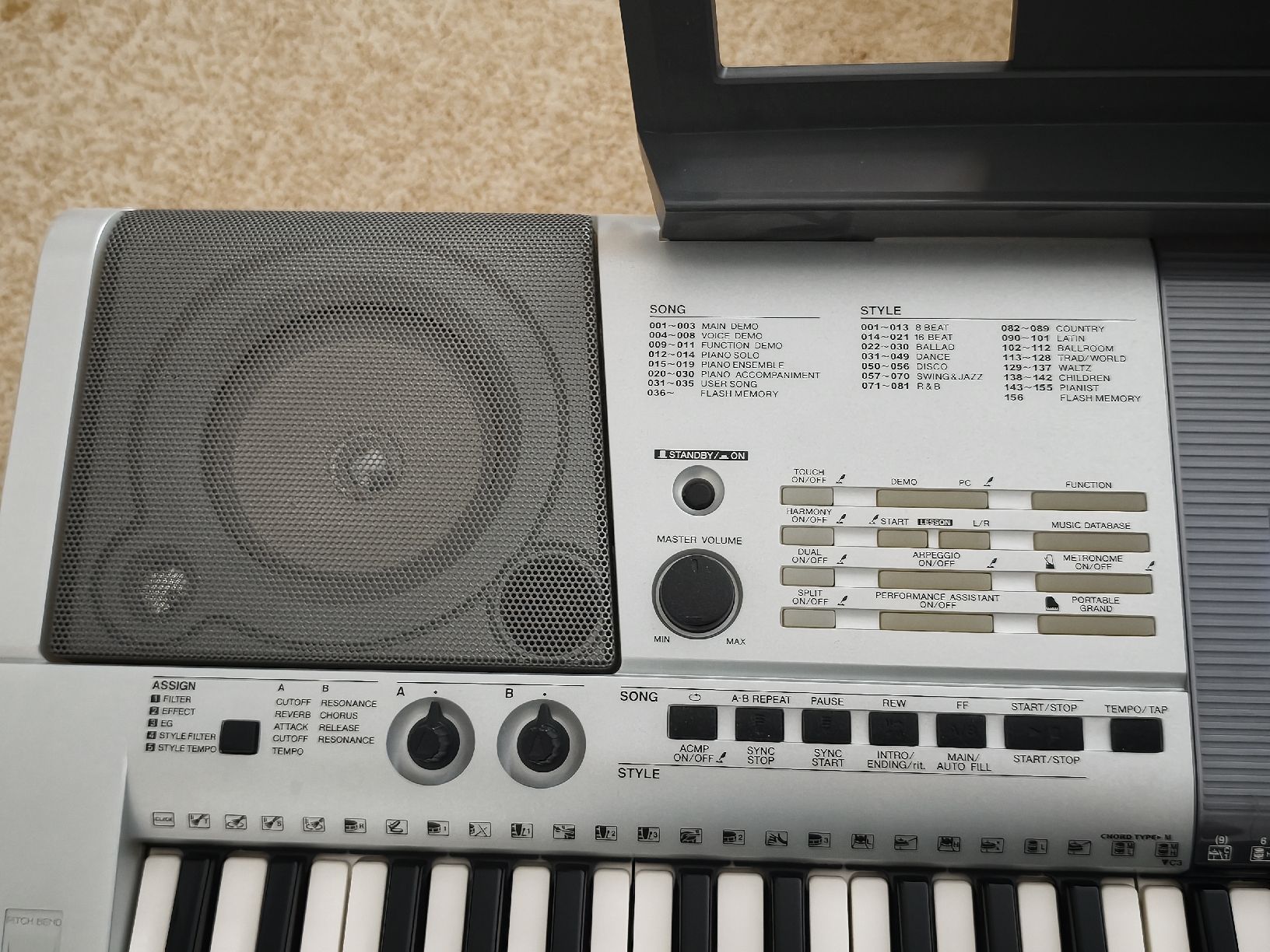 Yamaha Strumenti musicali: Yamaha PSR E403 Keyboard mit Notenständer und Netzteil – Nuovo (secondo la descrizione) da Bern venduto da sam_draga99 1