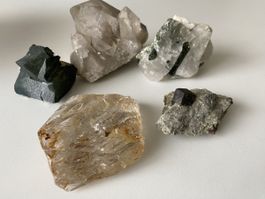 Mineralien Granat Turmalinnadeln Kristall