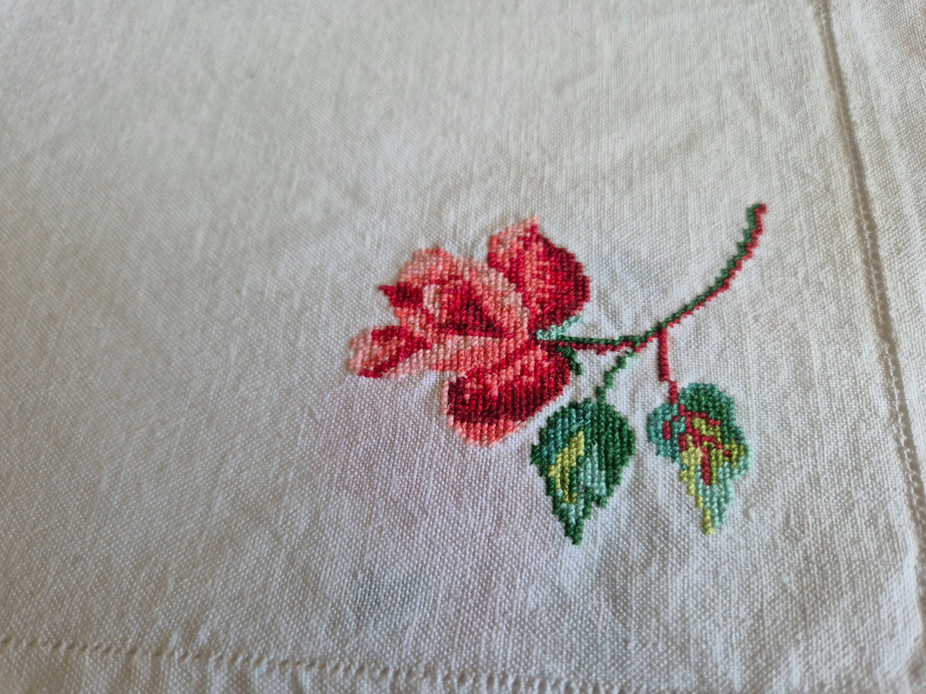 Altra biancheria da tavola: 7 Handgestickte Tischset mit Rosenmuster – Usato da Bern venduto da aronari 2