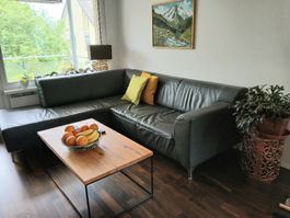 Elegant Grey Leather Corner Sofa - Spacious and Comfy!