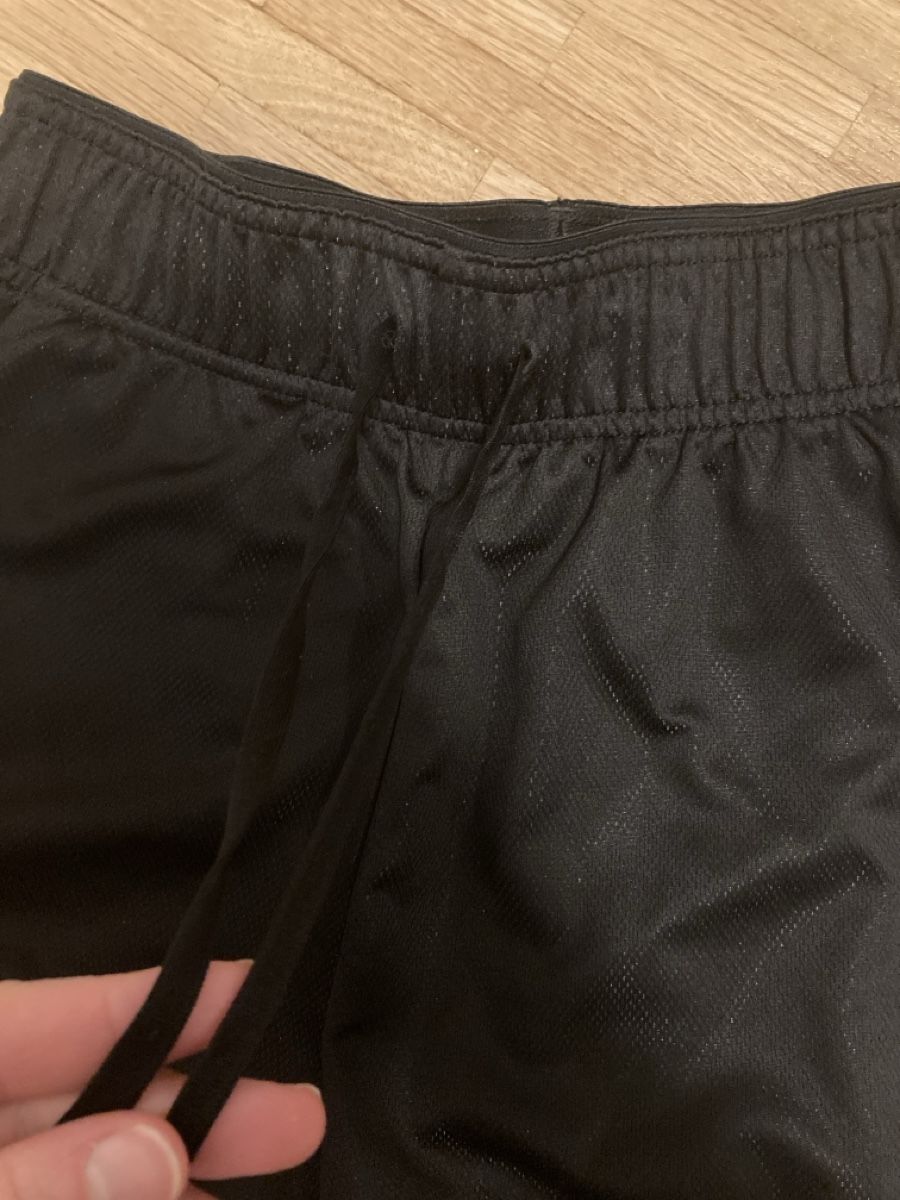 H&M Pantalons: Kurze Sporthose schwarz – D'occasion à Urtenen-Schönbühl par alessibas 4