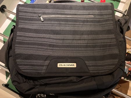 2x Umhängetasche/ Postbag, Dakine u. Heitere Openair