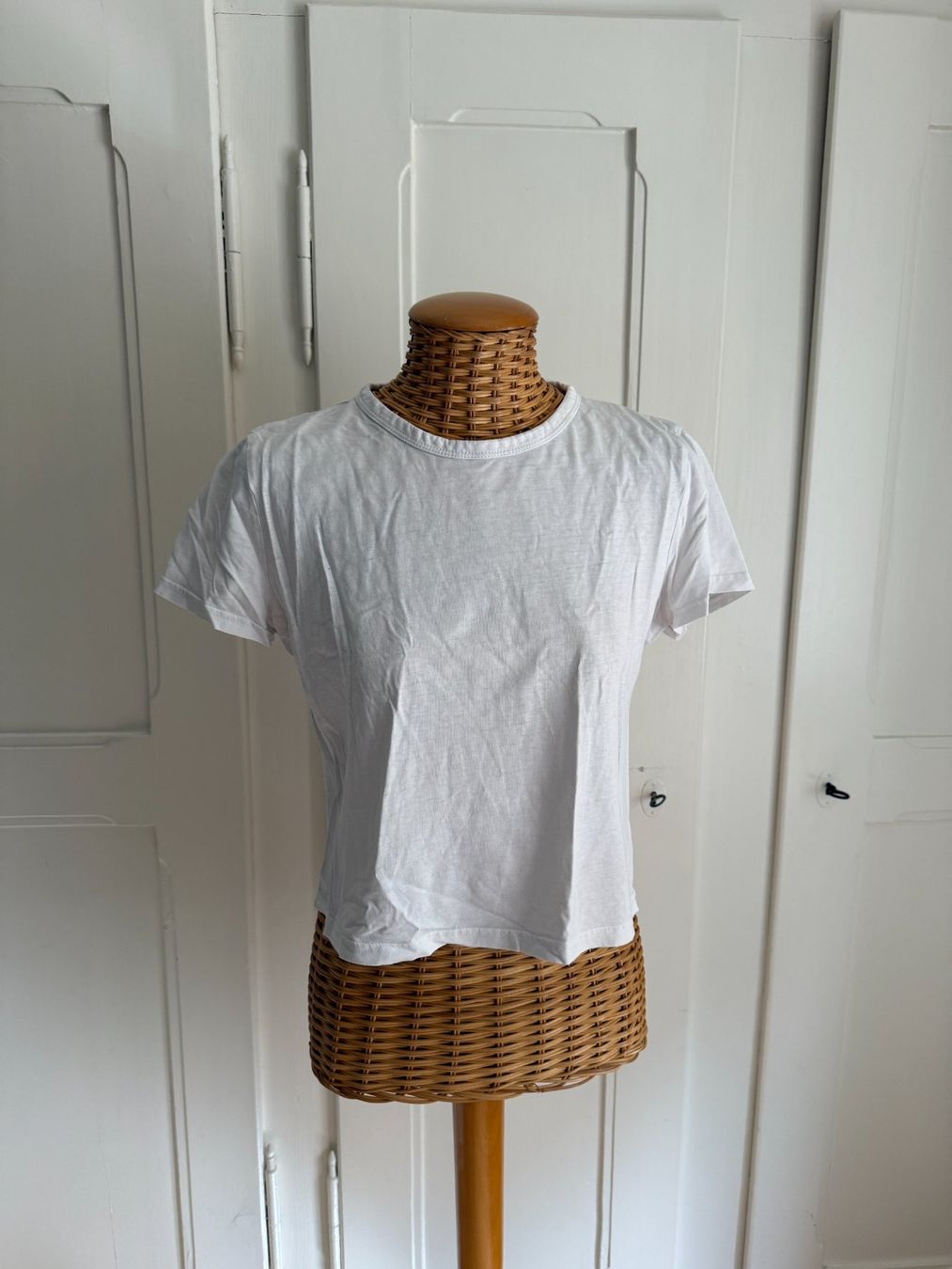 Zara T-shirt: ZARA - cropped T-Shirt weiss M – Usato da Zürich venduto da Diazaio