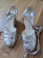 Hübsche Sandalen mit Keilabsatz