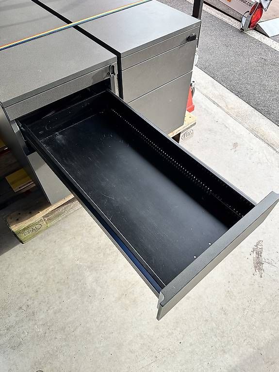 Cassettiere: Caisson de bureau noir avec tiroirs et serrure professionnel – Usato da Aigle venduto da Alex979 4