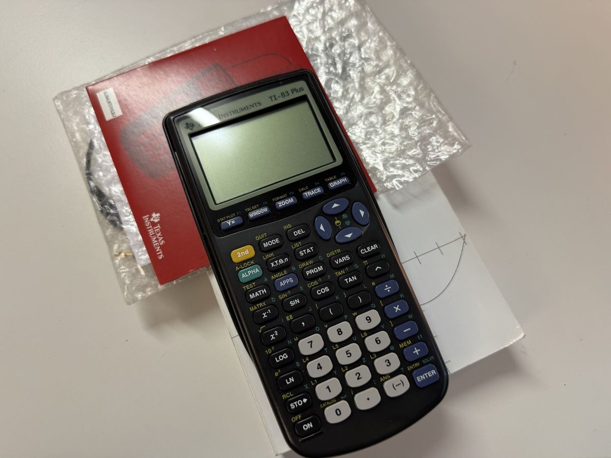 Texas Instruments Calcolatrici tascabili: Texas Instruments TI-83 mit Handbuch und Zubehör – Usato da Volketswil venduto da qiqo