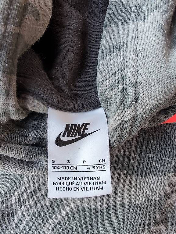 Maglioni & Felpe: Nike Kapuzenpullover Grau Gr. 104/110 – Usato da Rothenburg venduto da arabica2005 1
