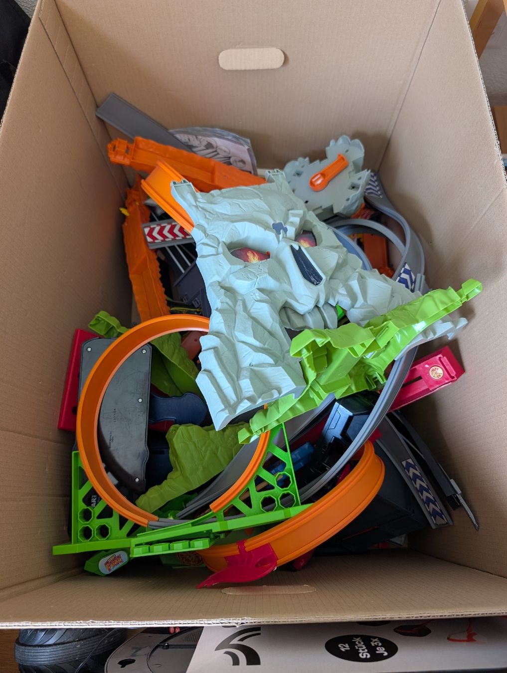 Hot Wheels Rennbahnen: Grosse Kiste voller Hotwheels Kram – Gebraucht aus Oberengstringen von Sgundel