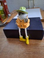 Kleine Figur mit Hut und Regenmantel gebrauchter Zustand