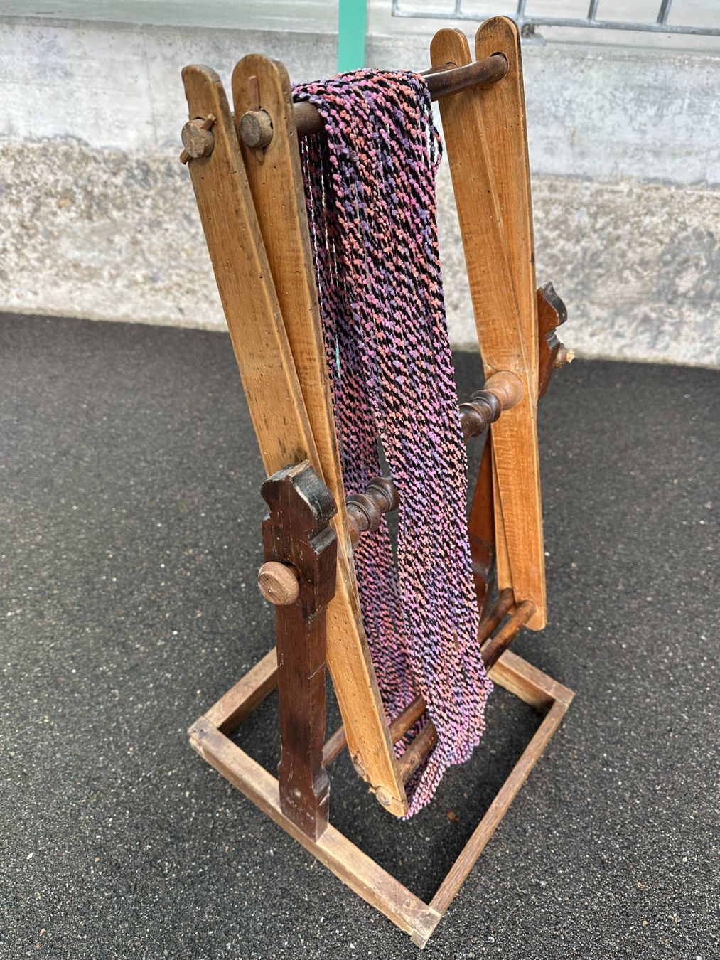 Ruote per filare: Wollwickler Haspel aus Weberei – Usato da Laupen ZH venduto da Mcafi02 2