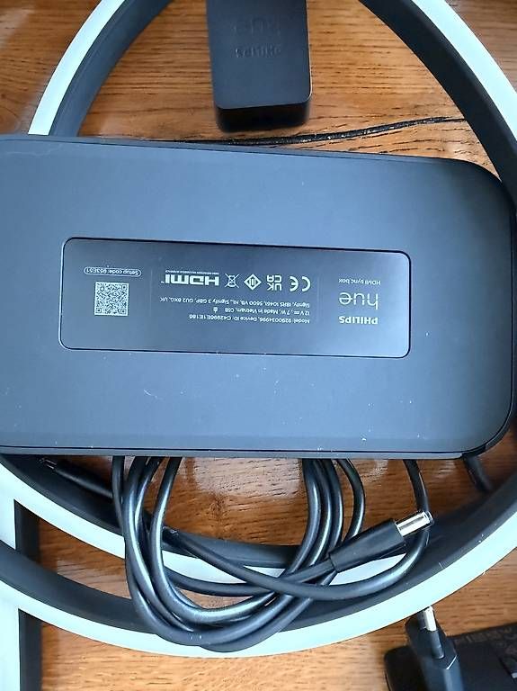Philips Guirlandes lumineuses: Philips Hue HDMI Sync Box 8K +  Gradient Lightstrip 65 – D'occasion à Pfäffikon ZH par jon_r7c8 1