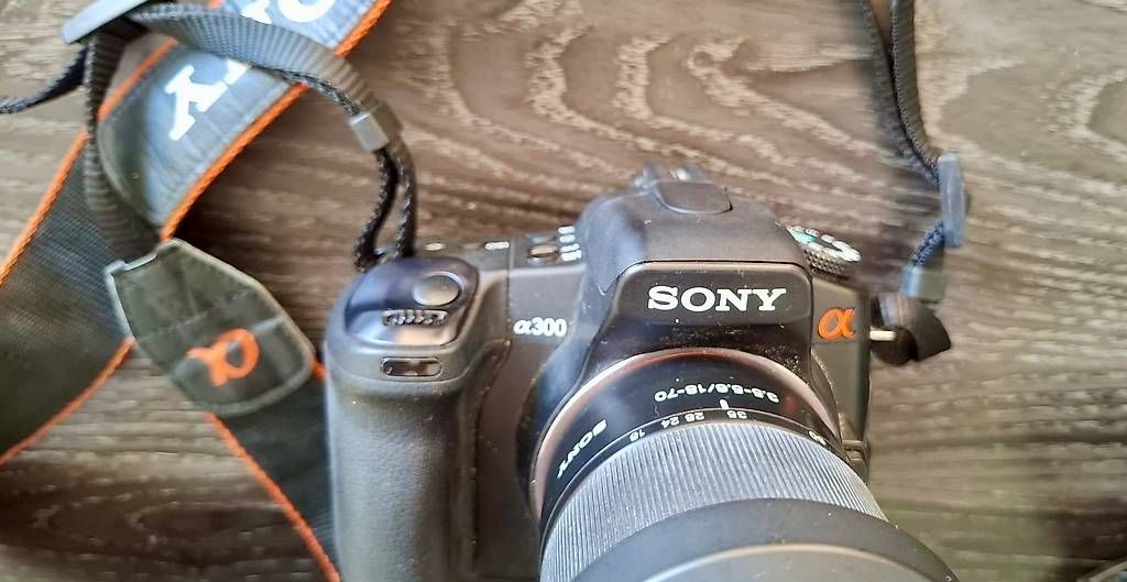 Fotocamera: Sony-Alpha-Spiegelreflexkamera – Usato da Fehraltorf venduto da Marlene4 1