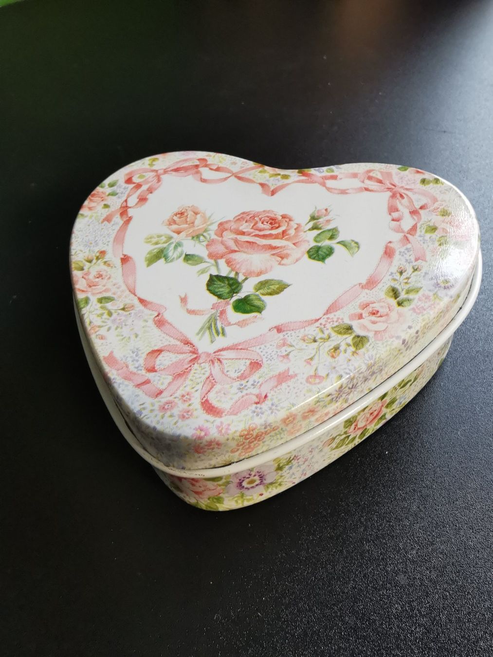 Dosen: Antike Puderdose in Herzform / Blechdose VINTAGE – Gebraucht aus Dübendorf von aschiduebendorf