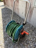 Gartenschlauch-Aufroller mit Schlauch, bereit für den Sommer