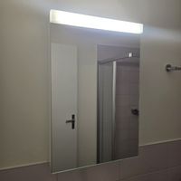 Badezimmerspiegel mit integrierter Beleuchtung – gebraucht  