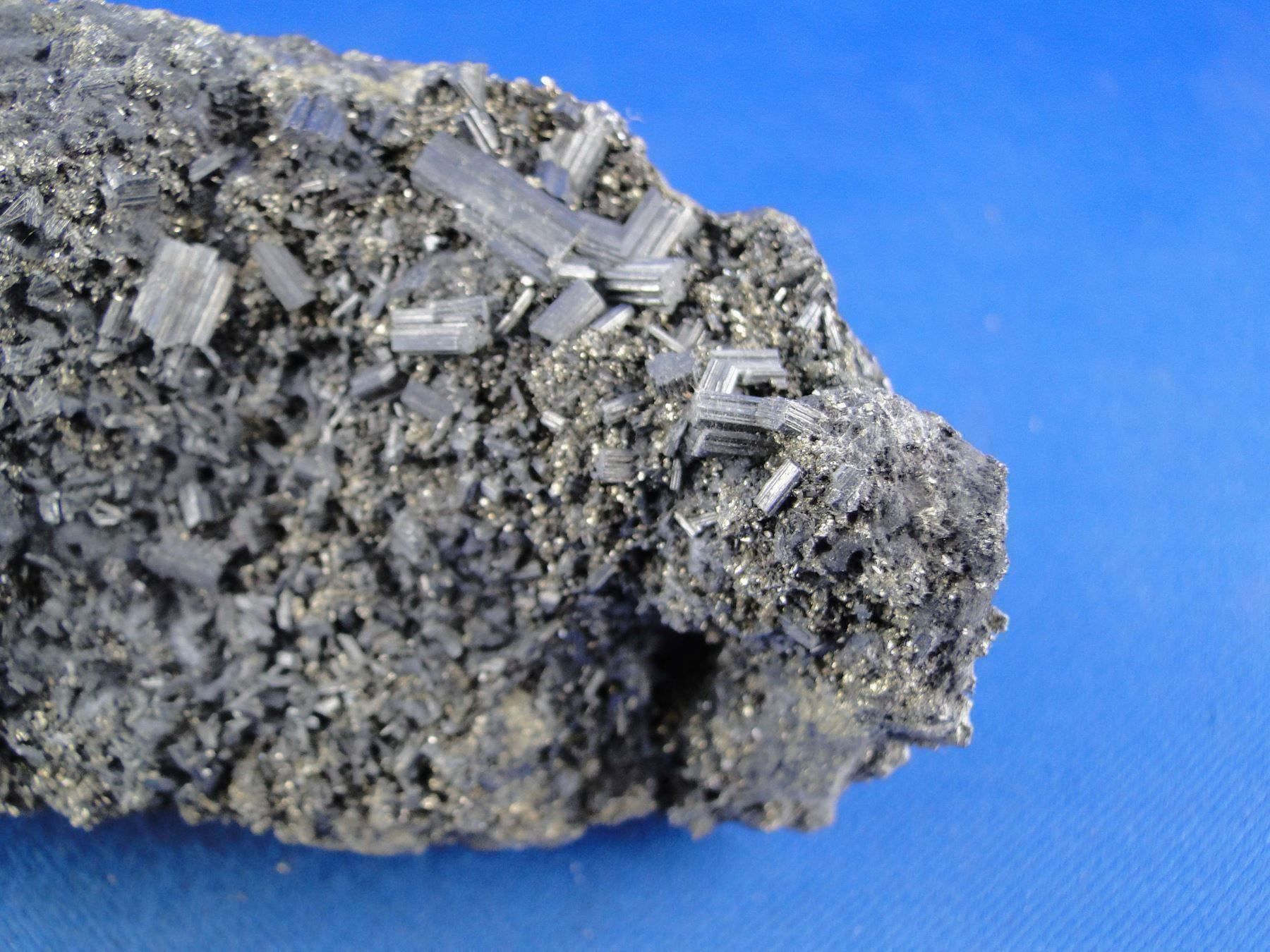 Minerali & Pietre curative: Bournonite auf Matrix mit Pyrit – Usato da Schinznach Bad venduto da Demerald 1