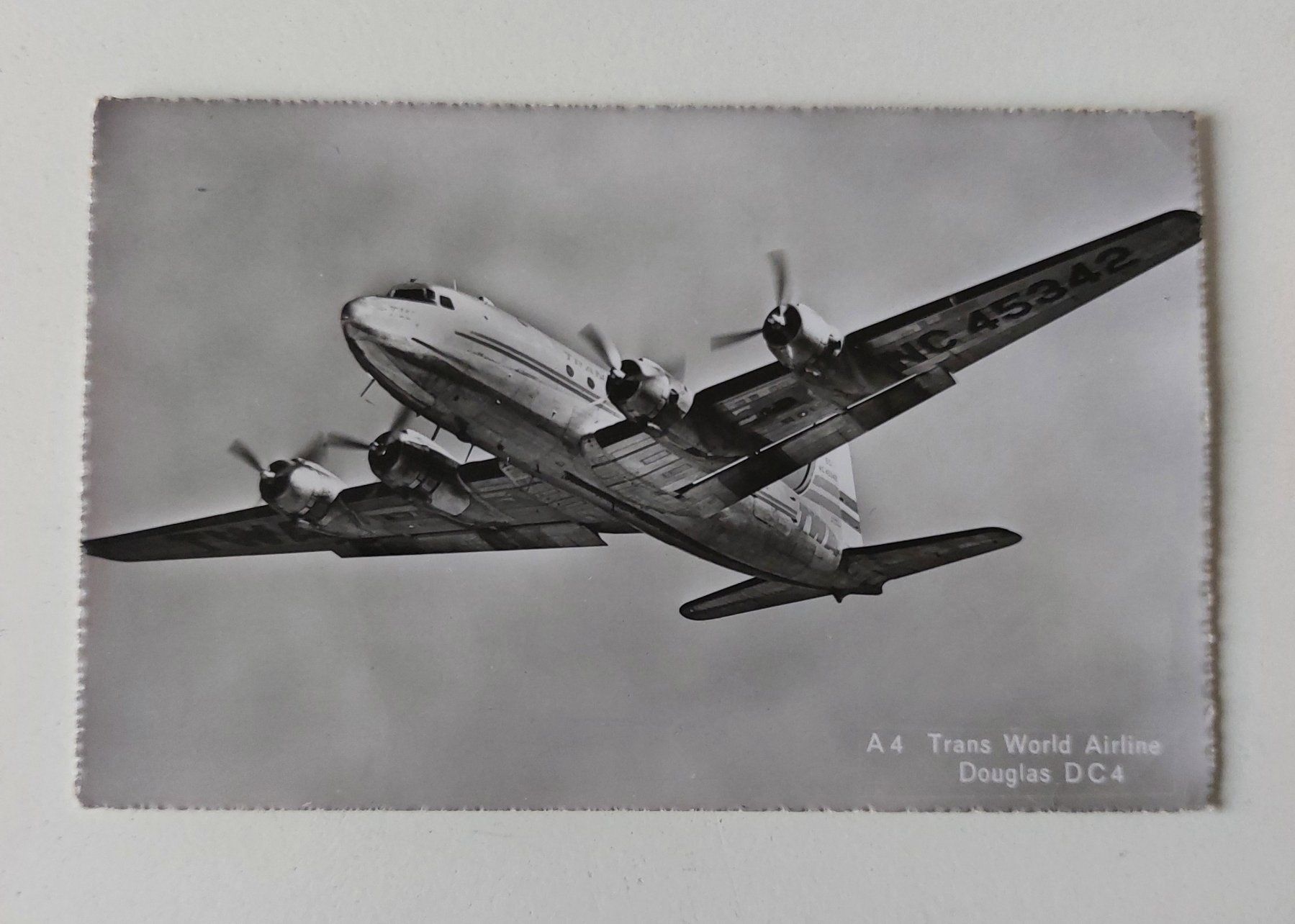 Cartoline postali: AK Flugzeug Douglas DC 4 Trans World Airline Ansichtskarte – Usato da Schenkon venduto da Uhu007