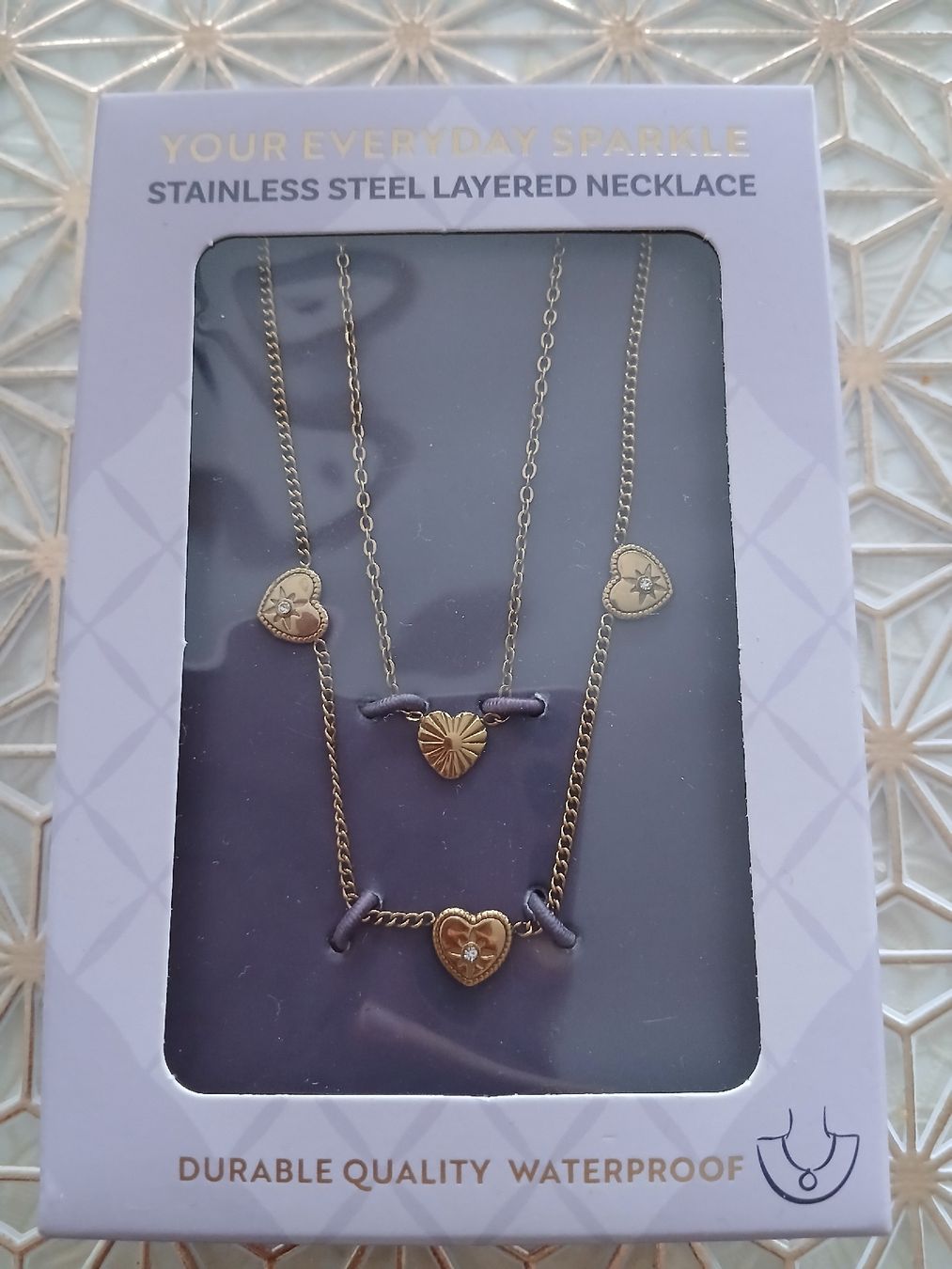 Colliers: collier coeur – Neuf avec emballage d'origine à Brügg BE par Celeste54