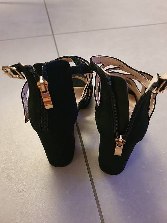 Scarpe da donna: Vendo scarpe con tacco grosso – Usato da Balerna venduto da Luca1234 2