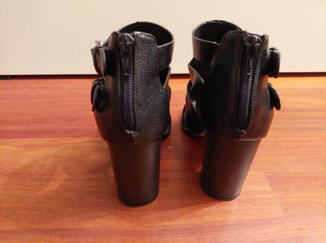 Cube Scarpe da donna: Schwarze Leder Sandalen / High Heels – Usato da Basel venduto da shirley_gold 2